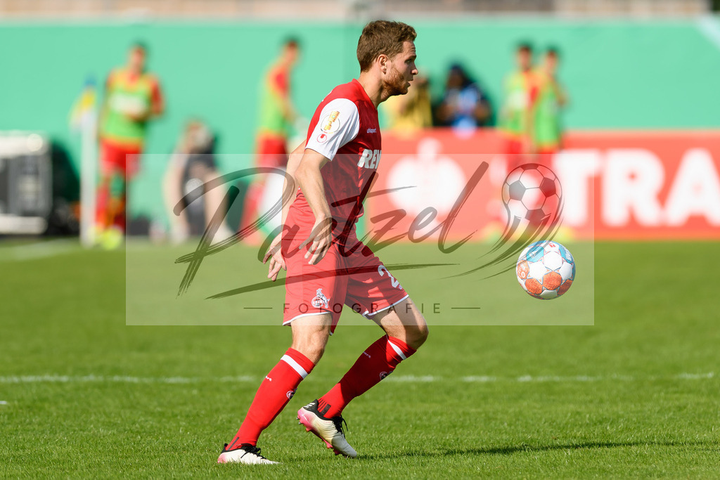 JENKOE20210808_284 | Fussball, Herren: Benno Schmitz (1. FC Koeln) in Aktion, am Ball, Einzelaktion beim Spiel der 1. Runde im DFB-Pokal zwischen FC Carl Zeiss Jena und 1. FC Koeln im Ernst-Abbe-Sportfeld am 08.08.2021 in Jena, Deutschland.DFB / DFL REGULATIONS PROHIBIT ANY USE OF PHOTOGRAPHS AS IMAGE SEQUENCES AND/OR QUASI-VIDEO. - Realisiert mit Pictrs.com