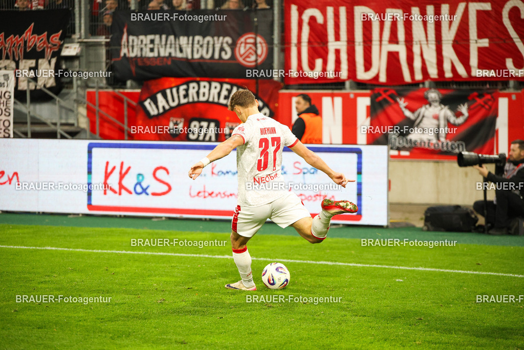 Rot-Weiss Essen - 1.Fc Schweinfurt | Essen, Deutschland, 02.11.2025 Jannik Hofmann  (Rot-Weiss Essen) Einzelaktion während des 3.Liga Spiels zwischen  Rot-Weiss Essen und 1.Fc Schweinfurt am 02.11.2025 im Stadion an der Hafenstraße in Essen. (Foto von Timo Bluhmki-Schmidt/Brauer Fotoagentur