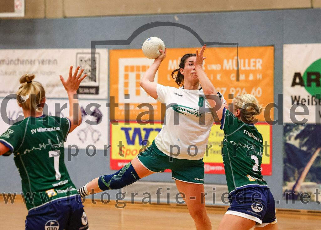 2023-09-16_070_TSV_Vaterstetten_gegen_SV_Muenchen_Laim | Baldham, Deutschland, 16.09.2023:
Handball, Bayernliga Frauen Staffel Süd 2023 / 2024, 1. Spieltag, TSV Vaterstetten gegen SV München Laim, Endergebnis: 23:34

Sara Broß (TSV Vaterstetten, #8), Katharina Klotz (SV München Laim, #3)

Foto: Christian Riedel / fotografie-riedel.net
