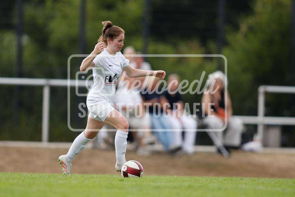 Fußball I Frauen I Westfalenpokal 26-27 I DJK GW Amelsbüren - SSV Rhade  I 18863 | Nele Kofort (24, DJK GW Amelsbüren) dribbelt mit dem Ball - Realisiert mit Pictrs.com