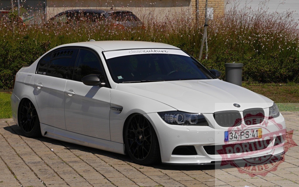 White customized BMW M3 sedan with clean culture tuning | White customized BMW M3 sedan parked on pavers, featuring lowered suspension and black wheels - Realisiert mit Pictrs.com