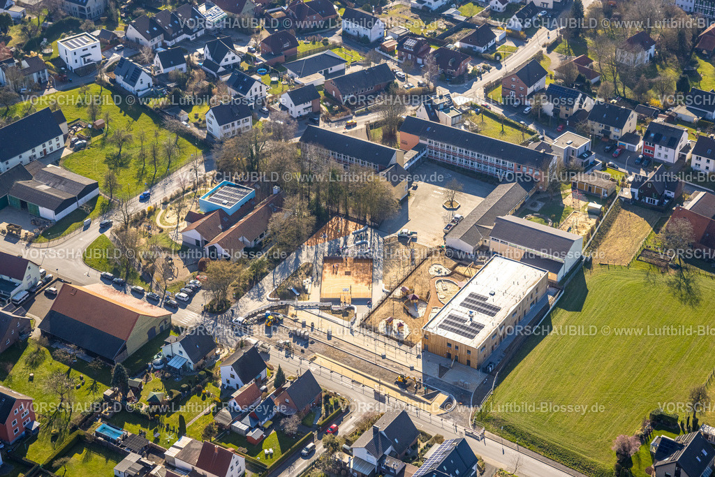 Werl250305913 | Luftbild, Marienschule Büderich Grundschule, Baustelle Familienzentrum Büderich Kita Kindergarten Erweiterung in Holzbauweise, neuer Bolzplatz, Ostbüderich, Werl, Soester Börde, Nordrhein-Westfalen, Deutschland