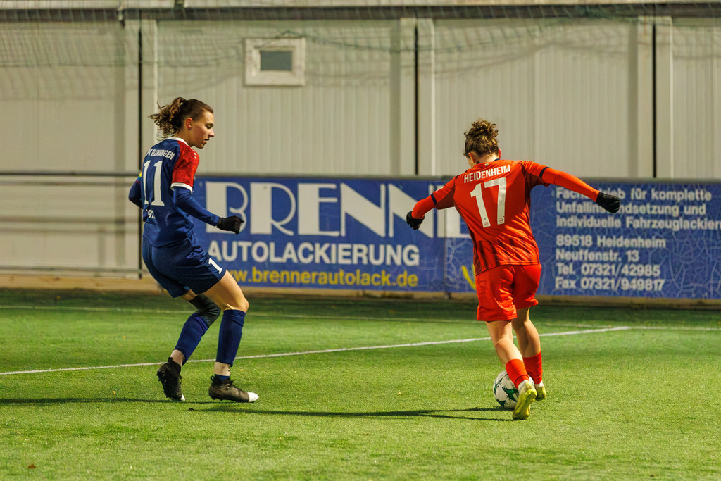 FCHFCE_251121_3100 | 1.FC Heidenheim 1846 II vs. FC Ellwangen II, Fußball, Frauen, Bezirksliga, 2025/2026, 10. Spieltag, 22.11.2025 in Heidenheim, Kunstrasen b. Voith-Arena West, Flutlichtspiel(Foto: Michael Bulling) - Realisiert mit Pictrs.com