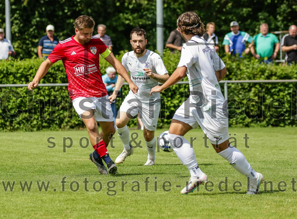 2023-07-30_021_FC_Lengdorf_gegen_SpVgg_Altenerding | Lengdorf, Deutschland, 30.07.2023:
Fußball, Kreisliga 2023 / 2024, 1. Spieltag, FC Lengdorf gegen SpVgg Altenerding, Endergebnis: 1:1

Martin Lechner (FC Lengdorf, #11), Lukas Bachmair (SpVgg Altenerding, #3)

Foto: Christian Riedel / fotografie-riedel.net