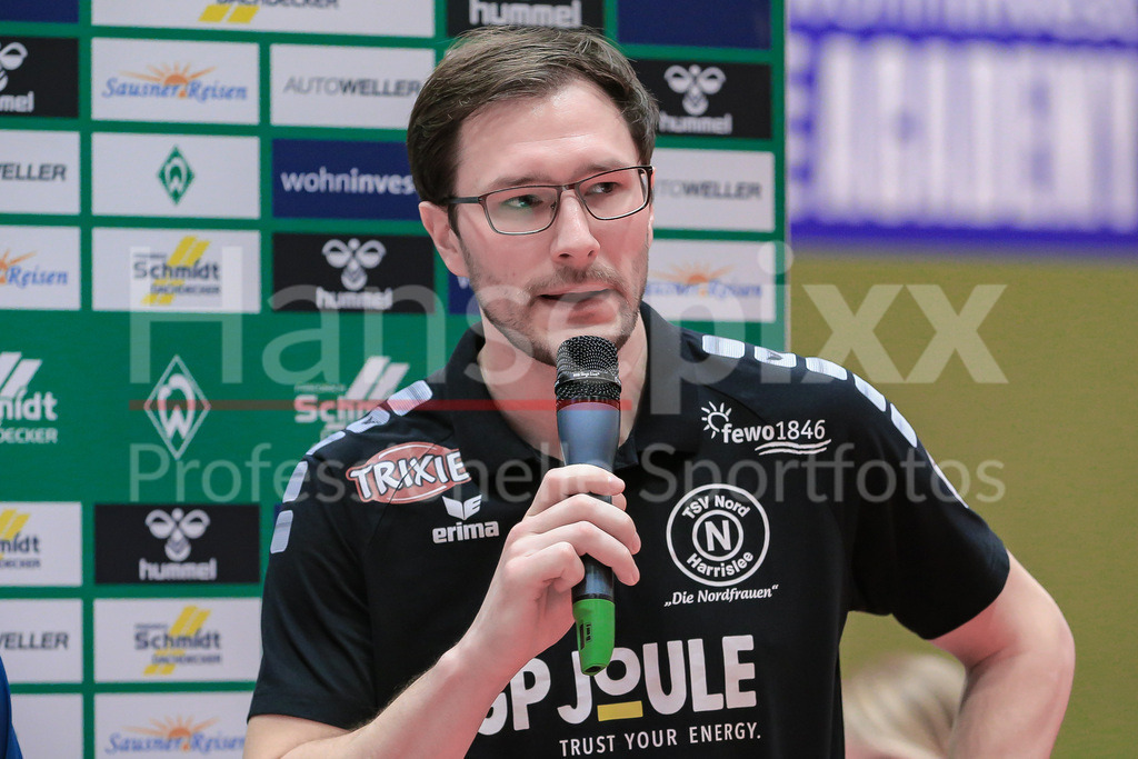 Handball, 2. Bundesliga Frauen, SV Werder Bremen - TSV Nord Harrislee | v.li.: Hendryk Jänicke (Trainer, TSV Nord Harrislee) während der Pressekonferenz nach dem Spiel, Portrait, Nahaufnahme, Einzelfoto, Einzelbild