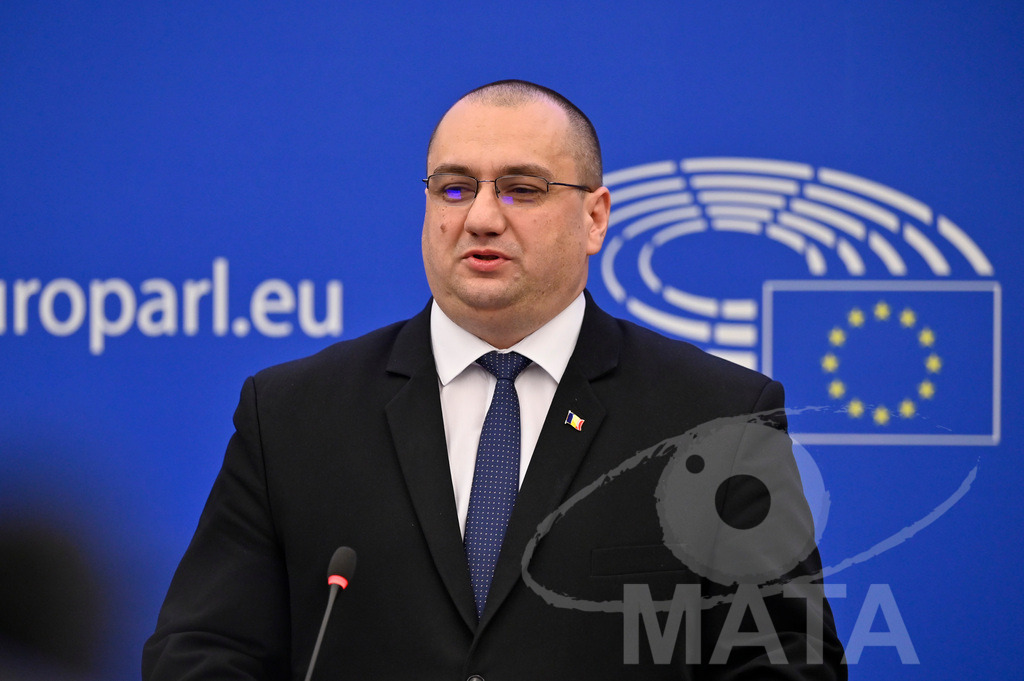 _DWI0022 | Politiker Cristian Terhes bei einer Pressekonferenz zum Thema ' Alarmierende Statistiken zu den Folgen des COVID-Lockdowns' im Europäischen Parlament. Straßburg, 18.01.2023 - Realisiert mit Pictrs.com