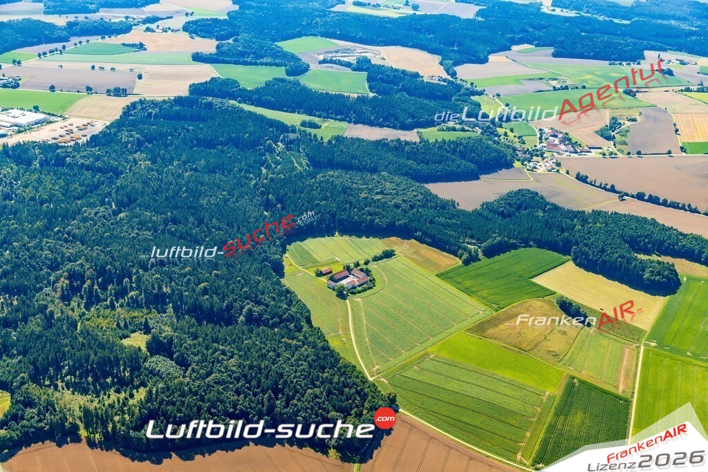 Klassische Luftaufnahme ohne Drohne zeigt:Adlhausen bei Langquaid - Die Luftbildaufnahme wurde 2025 vom UL-Flugzeug heraus erstellt ( keine Drohne ) - Hochauflösende Luftaufnahme -Nicht vergleichbar mit Google Maps oder Satelittenbilder- Die Geschenkidee !Mit Lizenz und Bildrechte bestellbar