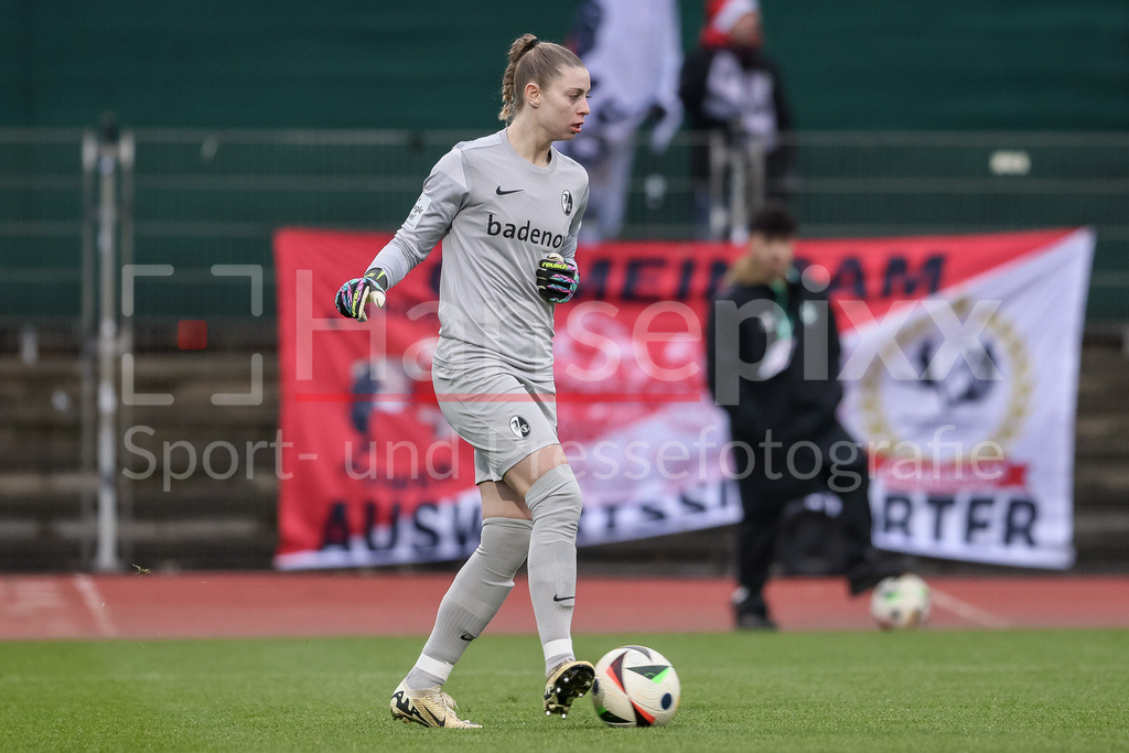 Fussball, Google Pixel Frauen-Bundesliga, SV Werder Bremen - SC Freiburg | v.li.: Rafaela Borggräfe (Torhüterin, Torwart, SC Freiburg, 12) am Ball, Freisteller, Einzelbild, Ganzkörper, Aktion, Action, Spielszene, DIE DFB-RICHTLINIEN UNTERSAGEN JEGLICHE NUTZUNG VON FOTOS ALS SEQUENZBILDER UND/ODER VIDEOÄHNLICHE FOTOSTRECKEN. DFB REGULATIONS PROHIBIT ANY USE OF PHOTOGRAPHS AS IMAGE SEQUENCES AND/OR QUASI-VIDEO.