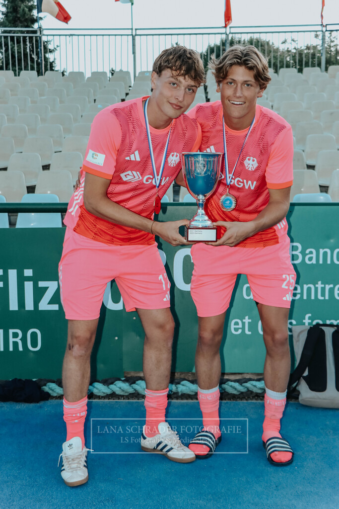 EM_MU18_F_GER-BEL_Lille_bearbeitet_Pokalbilder (125 von 137) | lanaschraderfotografie - Realisiert mit Pictrs.com