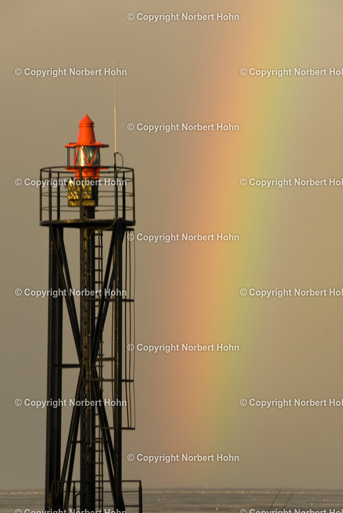 Reisefotografie- Deutschland - Fedderwardersiel | Leuchtfeuer vor Regenbogenschein ueber der Nordsee vor der Hafenstadt Fedderwardersiel. - Realisiert mit Pictrs.com