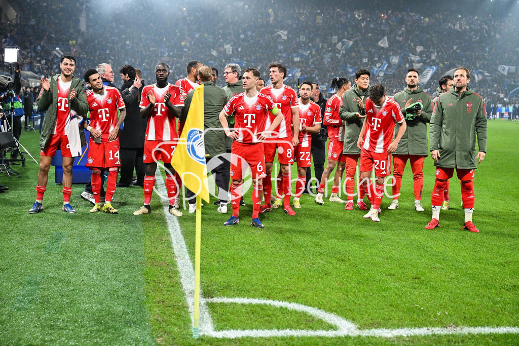 Atalanta Bergamo - FC Bayern München | BERGAMO, ITALY - 10. MARCH: Players from Bayern Munich celebrating with the fans the 6-1 win in Italy after the UEFA Champions League match between Atalanta Bergamo vs. FC Bayern Munich on first leg of round of 16 at New Balance Arena