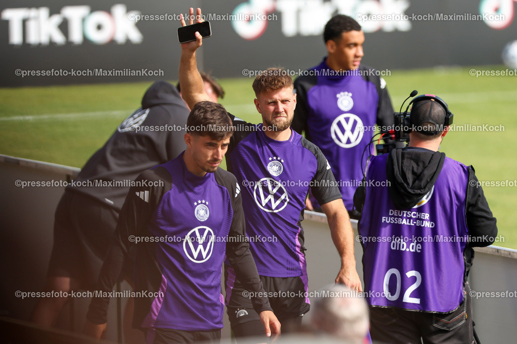 DFB08092401019 | 08.09.2024, Düsseldorf, Fußball, öffentliches Training Nationalmannschaft Deutschland,  Paul-Janes-Stadion: Niclas Füllkrug (GER #9) grüßt den ZuschauernDFB regulations prohibit any use of photographs as image sequences and or quasi-video.