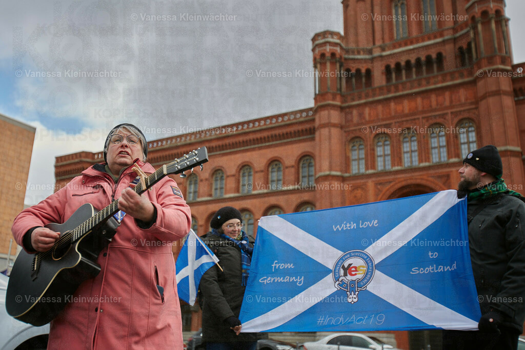 #IndyBerlin23 - Demonstration für schottische Unabhängigkeit | Rund 60 Personen ziehen am 11.03.2023 mit einer Demonstration vom Brandenburger Tor an der Britischen Botschaft vorbei zum Roten Rathaus, um die Unabhängigkeit Schottlands zu fordern.

On March 11, 2023, approx. 60 people rally in support of the Scottish independence, marching from Brandenburg Gate via the British Embassy to the Red Town Hall.  - Realisiert mit Pictrs.com