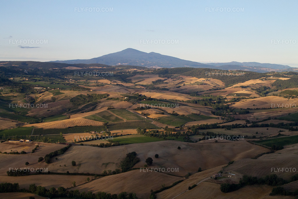Aerial view: View of the town in La Pievaccia in the state Tuscany, Italy. – Photo: IMG_43353.jpg taken on 07/25/2011 by Werner Riehm/FLY-FOTO.com – Resolution of the original: 4272 x 2848 px