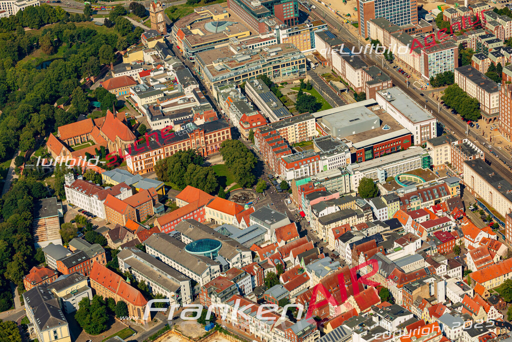 Luftbild Vs Google Maps  Universitäts Platz  Rostock -Das Luftbild wurde 2025 vom UL-Flugzeug heraus erstellt ( keine Drohnenluftbilder ) - Hochauflösende Luftaufnahme -Nicht vergleichbar mit Google Maps oder Satelittenbilder- Die Geschenkidee !Mit Lizenz und Bildrechte bestellbar