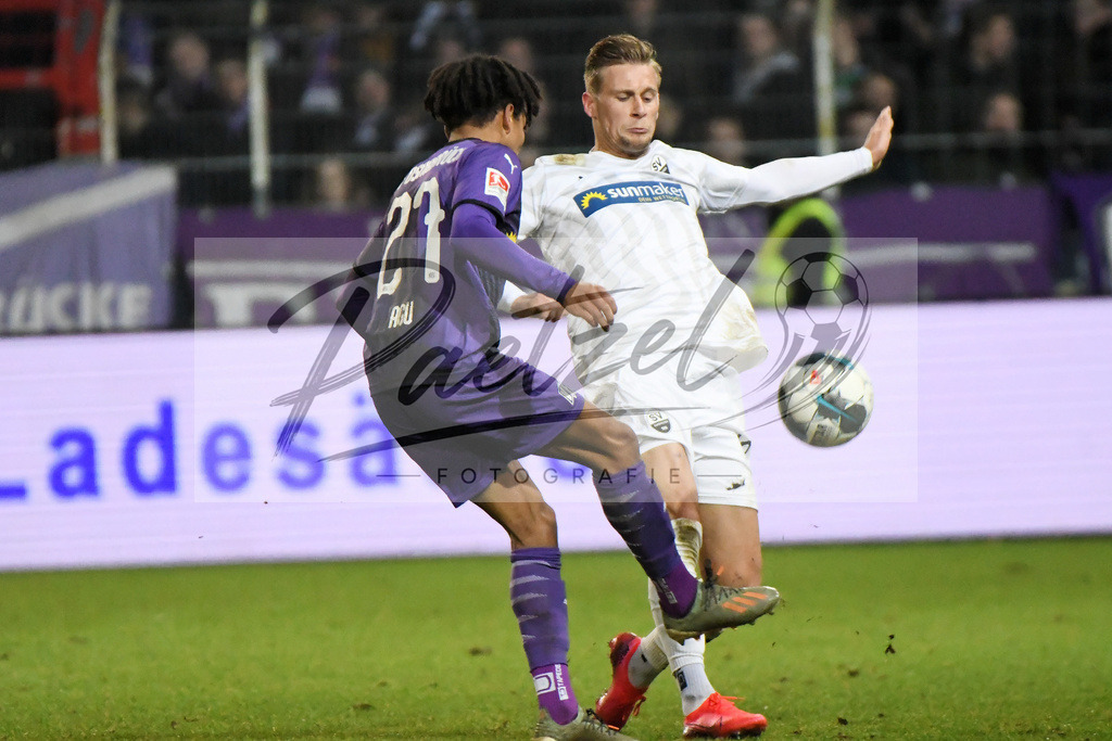20200129_OSNSVS_0073JPG | Fußball, Herren: Felix Agu (VfL Osnabrück) und Leart Paqarada (SV Sandhausen) im Zweikampf beim Spiel der 2. Bundesliga zwischen VfL Osnabrück vs. SV Sandhausen am 29.01.2020 im Stadion an der Bremer Brücke in Osnabrück, Deutschland.(Foto von Nico Paetzel) - Realisiert mit Pictrs.com