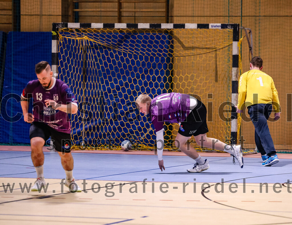 2024-11-09_079_SpVgg_Altenerding_gegen_TV_Altoetting | Erding, Deutschland, 09.11.2024:Handball, Bezirksoberliga Männer 2024 / 2025, 6. Spieltag, SpVgg Altenerding gegen TV Altötting, Endergebnis: 26:22Sebastian Forster (SpVgg Altenerding, #13), Tristan Gerhardt (SpVgg Altenerding, #71), Torwart Dominik Starflinger (TV Altötting, #1)Foto: Christian Riedel / fotografie-riedel.net
