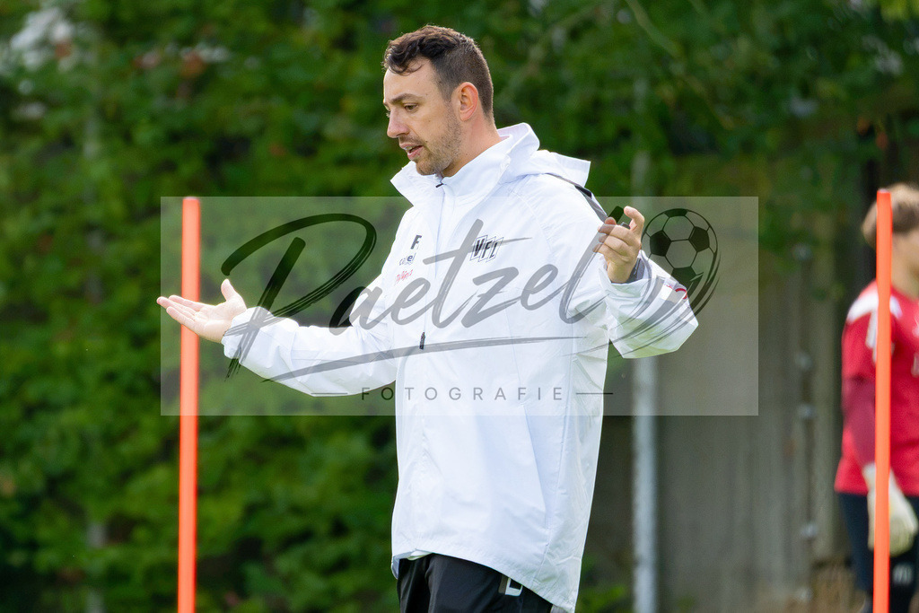 20260909_TRAOSN_0842 | Fußball, Herren: Co-Trainer Frithjof Hansen (VfL Osnabrück) gestikuliert beim Training des VfL Osnabrück am 09.09.2026 im Sportpark Illoshöhe in Osnabrück, Deutschland.(Foto von Nico Paetzel) - Realisiert mit Pictrs.com