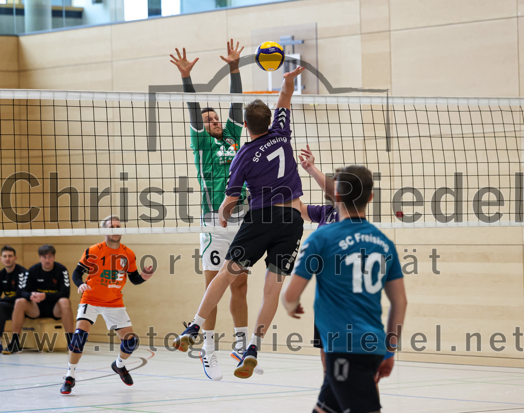 2022-11-12_072_TuS_Oberding_gegen_SC_Freising_II | Oberding, Deutschland, 12.11.2022:
Volleyball, Bezirksliga Ost 2022 / 2023, 7. Spieltag, TuS Oberding gegen MTV Pfaffenhofen II, Endergebnis: 3:2

Bernd Walter (TuS Oberding, #1), Oliver Pelz (TuS Oberding, #6), Alexander Beugholt (SC Freising, #7)

Foto: Christian Riedel / fotografie-riedel.net