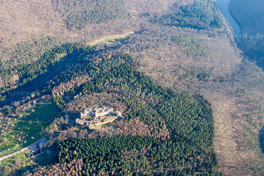 Vue aérienne: Ruines de Fleckenstein à Hirschthal dans le département Bas Rhin, France.Photo: IMG_086712.jpg prise le 26/03/2016 par Werner Riehm/FLY-FOTO.euRésolution de l'original: 4852 x 3234 px