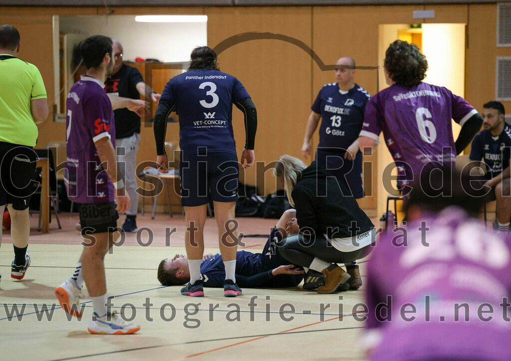 2023-12-09_041_SpVgg_Altenerding_gegen_TSV_Indersdorf | Erding, Deutschland, 09.12.2023:
Handball, Bezirksoberliga Männer 2023 / 2024, 10. Spieltag, SpVgg Altenerding gegen TSV Indersdorf, Endergebnis: 42:25

Tobias Bärsch (TSV Indersdorf, #3), Kathleen Klonek (TSV Indersdorf)

Foto: Christian Riedel / fotografie-riedel.net