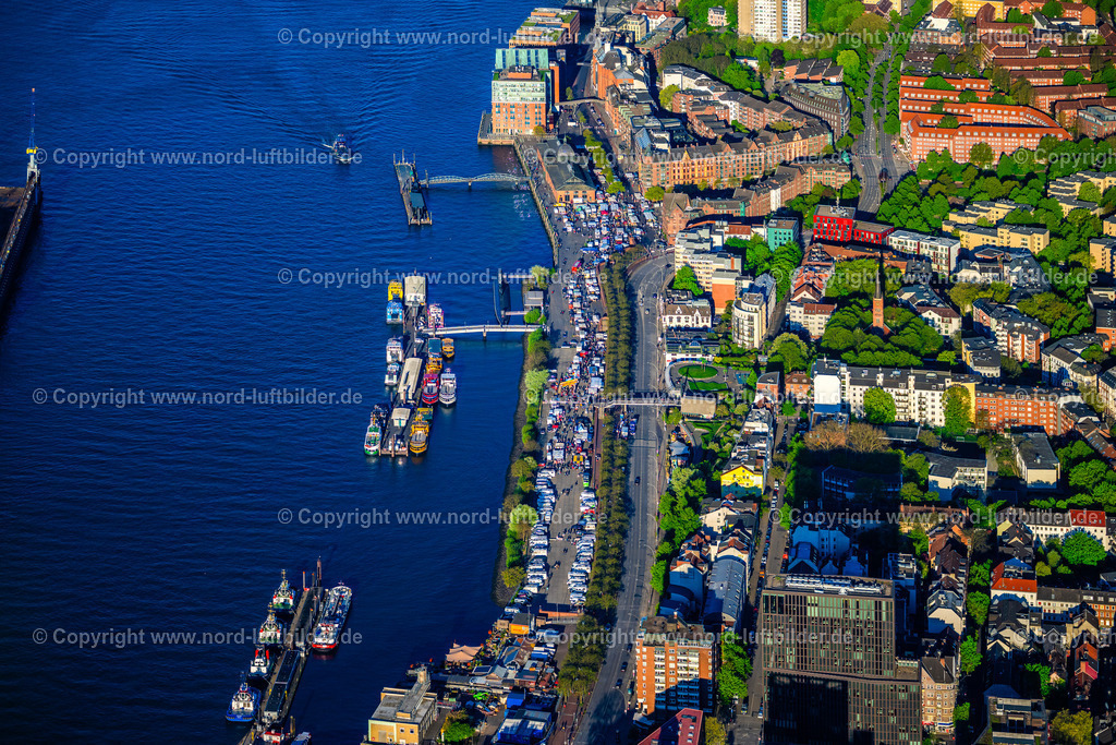 Hamburg_Altona_Fischmarkt_Fischauktionshalle_ELS_0903270425 | HAMBURG 27.04.2025 Besucher und Marktbeschicker St. Pauli Fischmarkt im Ortsteil Altonaer Fischmarkt in Hamburg, Deutschland. Weiterführende Informationen bei: Hafen Hamburg Marketing e.V. (HHM),  hamburg.de GmbH & Co. KG. // Visitors and market patrons at the St. Pauli fish market in the Altonaer Fischmarkt district in Hamburg, Germany. Further information at: Hafen Hamburg Marketing e.V. (HHM),  hamburg.de GmbH & Co. KG. Foto: Martin Elsen