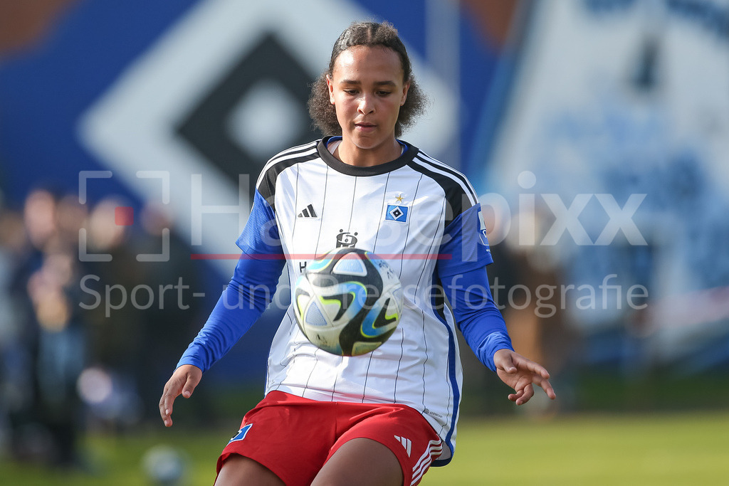 Fussball, 2. Frauen-Bundesliga, Hamburger SV - Eintracht Frankfurt II | v.li.: Lisa Baum (Hamburger SV, 11) am Ball, Einzelbild, Ganzkörper, Aktion, Action, Spielszene, Portrait, Nahaufnahme, Einzelfoto, Einzelbild, DIE DFB-RICHTLINIEN UNTERSAGEN JEGLICHE NUTZUNG VON FOTOS ALS SEQUENZBILDER UND/ODER VIDEOÄHNLICHE FOTOSTRECKEN. DFB REGULATIONS PROHIBIT ANY USE OF PHOTOGRAPHS AS IMAGE SEQUENCES AND/OR QUASI-VIDEO.