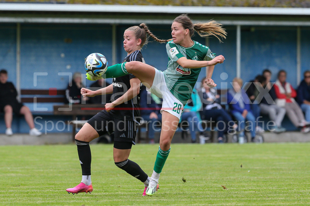 Fussball, Testspiel Frauen, Hamburger SV - SV Werder Bremen | v.li.: Dana Marquardt (Hamburger SV, 16) und Juliane Wirtz (SV Werder Bremen, 28) im Zweikampf, Duell, Dynamik, Aktion, Action, Spielszene