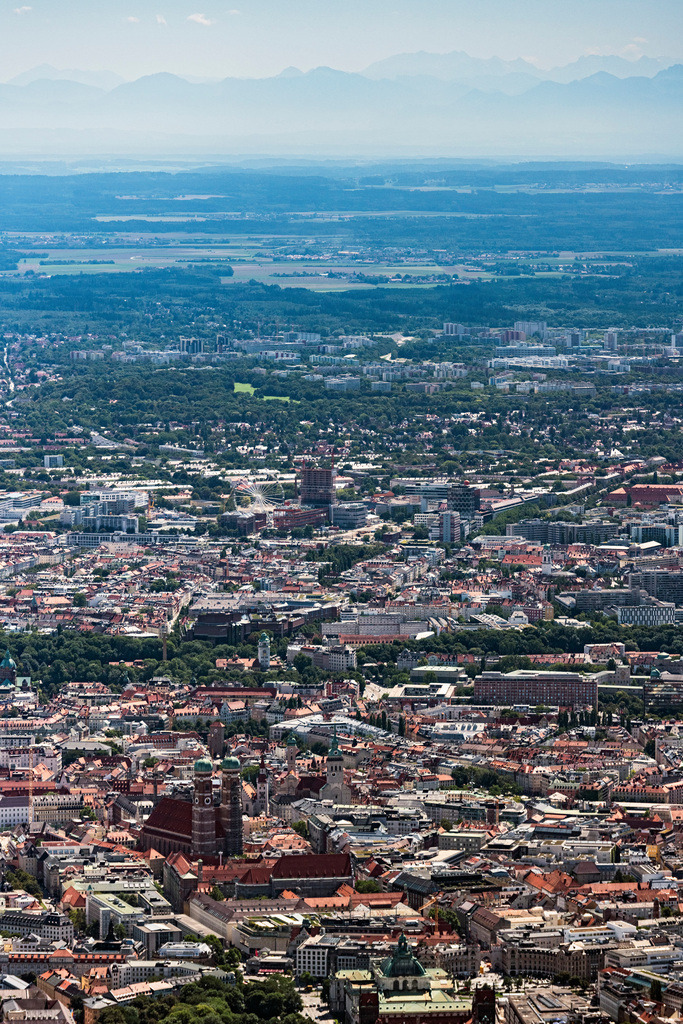 dr__0031599.jpg | MüNCHEN 09.08.2019 Stadtansicht des Innenstadtbereiches mit Blick Richtung Süden bei schönem Wetter und Bergpanorama in München im Bundesland Bayern, Deutschland. // City view on down town with Blick Richtung Sueden bei schoenem Wetter and Bergpanorama in Munich in the state Bavaria, Germany. Foto: Daniel Reiter