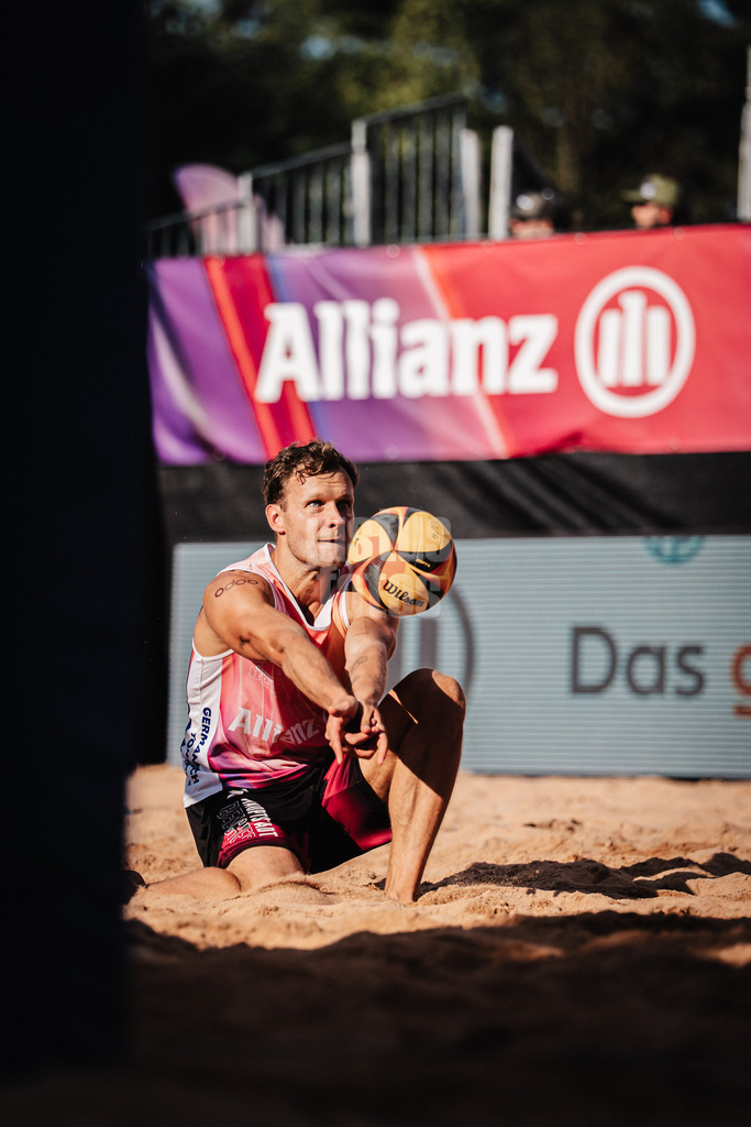 Beachvolleyball | Männer | Allianz German Beach Tour 2025 | Tourstop München | 04.07.2025 | Eric Stadie-Seeber spielt den Ball
