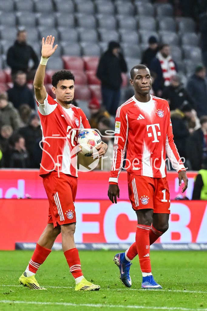 FC Bayern München - TSG 1899 Hoffenheim | MUNICH, GERMANY - 08. FEBRUARY: im Bild Luis DIAZ (FC Bayern Munich 14) - der den Spielball unter dem Arm hat und Nicolas JACKSON (FC Bayern Munich 11) während dem Bundesligamatch zwischen dem FC Bayern München und der TSG 1899 Hoffenheim am 21. Spieltag in der Allianz Arena / DFL REGULATIONS PROHIBIT ANY USE OF PHOTOGRAPHS AS IMAGE SEQUENCES AND/OR QUASI-VIDEO
