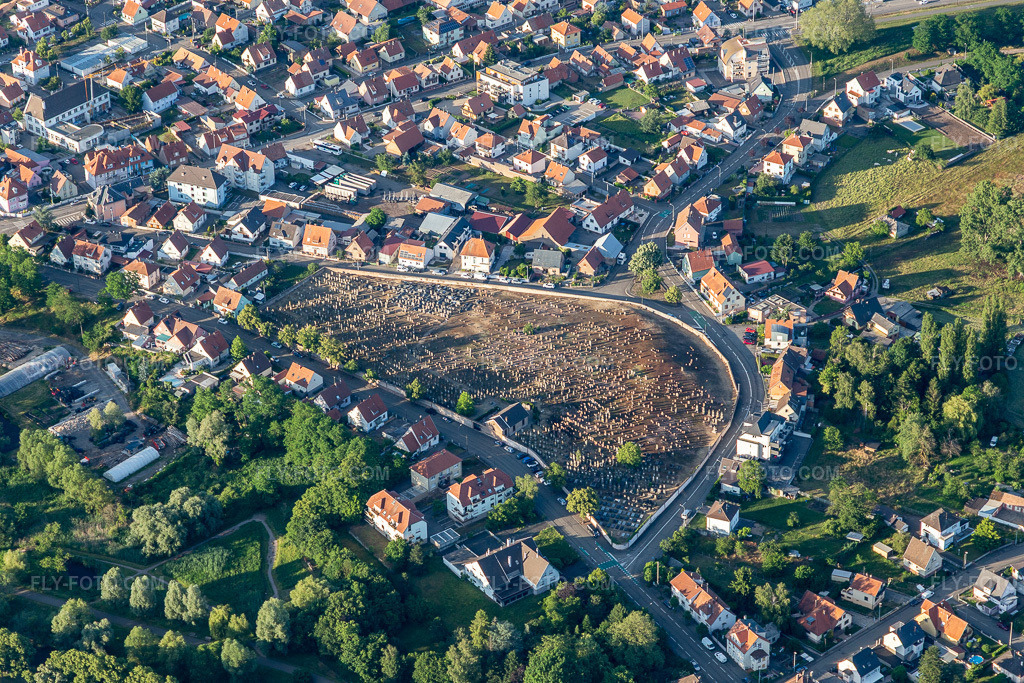 Aerial view: Old Jewish cemetery Cimetière Israelite de Haguenau in the district Markenhouse in Hagenau in the state Bas-Rhin, France.Photo: IMG_115481.jpg taken on 06/16/2019 by Werner Riehm/FLY-FOTO.comResolution of the original: 5472 x 3648 px
