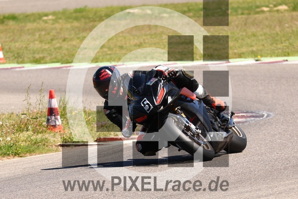 0005-20260426_02589 | Schöne Erinnerungen an spannende Momente - das festzuhalten ist unser Job. PIXELrace.de ist seit 2003 auf den Rennstrecken Europas unterwegs um die Action draußen beim Fahren und die wunderbare Stimmung imm Fahrerlager für euch einzufangen.