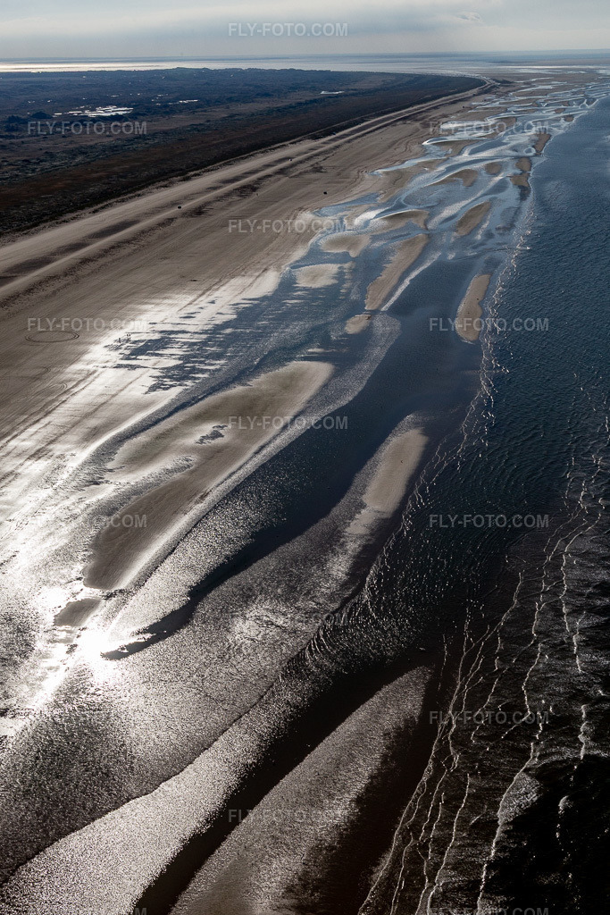 Aerial view: A sandy beach along the coastline on the west coast of the North Sea island of Fanø, accessible by cars. in Fanø in the state South Denmark, Denmark.Photo: IMG_118642.jpg taken on 09/21/2019 by Werner Riehm/FLY-FOTO.comResolution of the original: 3052 x 4578 px