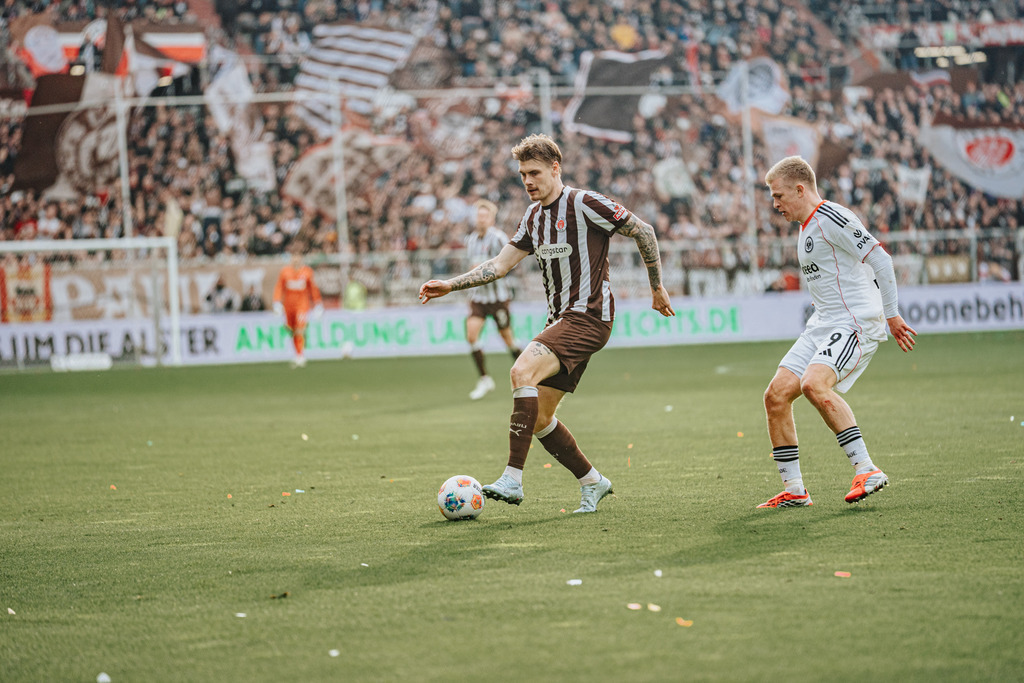 FCS01630 | Der offizielle Shop für FC St. Pauli Fotos. Wähle aus Spielszenen & Fanmomenten dein FCSP Wunschformat. Wir liefern Millerntor-Atmosphäre.