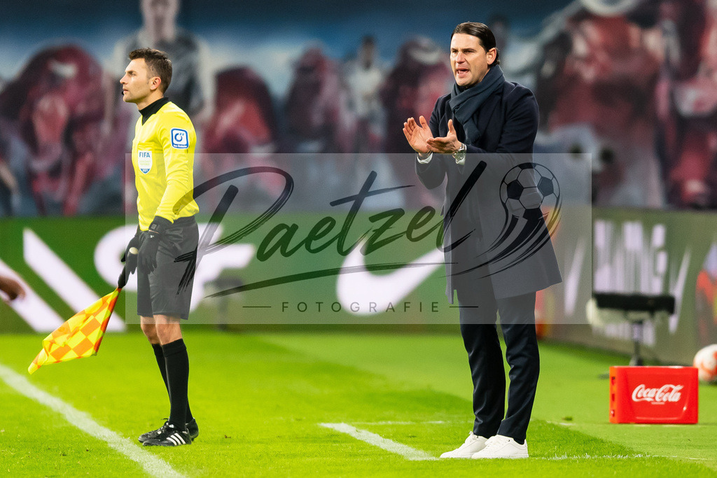 RBLLEV20211128_077 | Fussball, Herren: Trainer Gerardo Seoane (Bayer 04 Leverkusen) gestikuliert, Gestik bei dem Spiel der 1. Bundesliga zwischen RB Leipzig und Bayer 04 Leverkusen in der Red Bull Arena am 28.11.2021 in Leipzig, Deutschland.DFB / DFL REGULATIONS PROHIBIT ANY USE OF PHOTOGRAPHS AS IMAGE SEQUENCES AND/OR QUASI-VIDEO. - Realisiert mit Pictrs.com