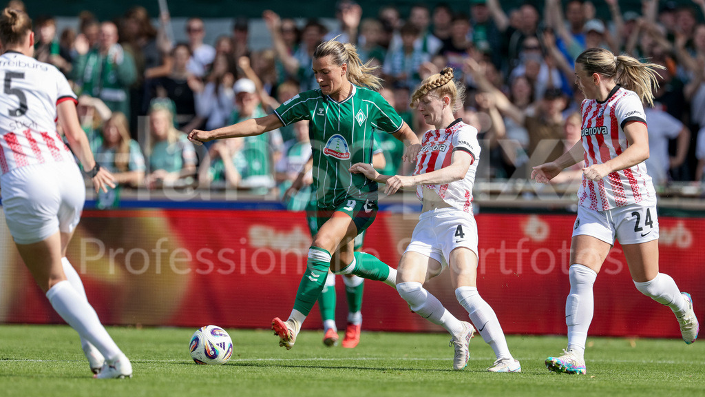 Fussball, Google Pixel Frauen-Bundesliga, SV Werder Bremen - SC Freiburg | v.li.: Medina Desic (SV Werder Bremen, 9) und Meret Felde (SC Freiburg, 4) im Zweikampf, Duell, Dynamik, Aktion, Action, Spielszene, DIE DFB-RICHTLINIEN UNTERSAGEN JEGLICHE NUTZUNG VON FOTOS ALS SEQUENZBILDER UND/ODER VIDEOÄHNLICHE FOTOSTRECKEN. DFB REGULATIONS PROHIBIT ANY USE OF PHOTOGRAPHS AS IMAGE SEQUENCES AND/OR QUASI-VIDEO.
