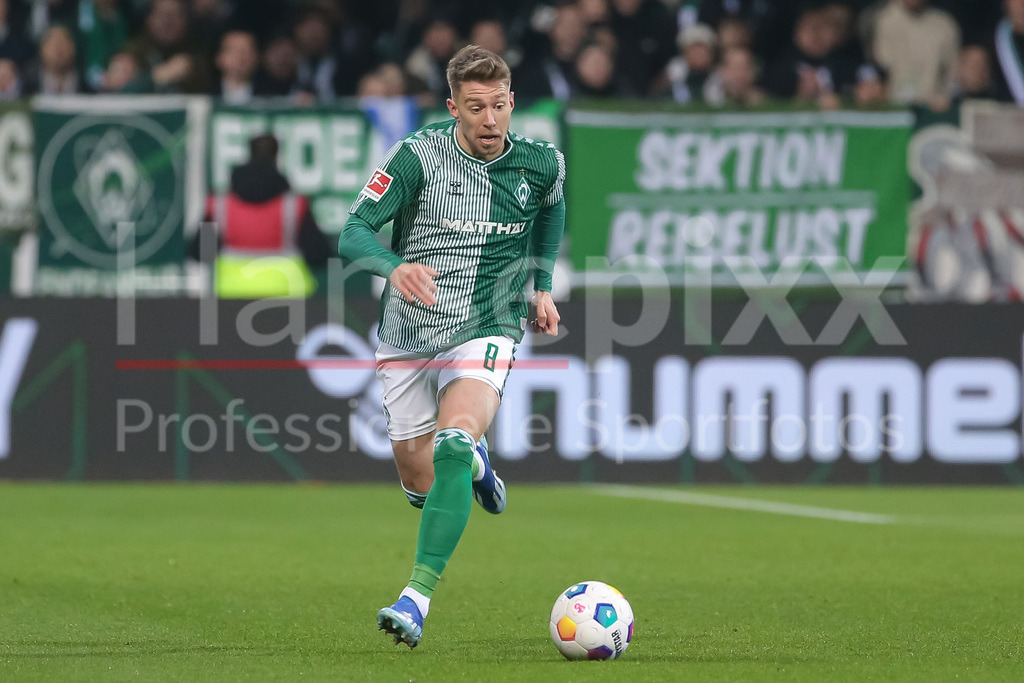 Fussball, Bundesliga, SV Werder Bremen - Eintracht Frankfurt | v.li.: Mitchell Weiser (SV Werder Bremen, 8) am Ball, Freisteller, Einzelbild, Ganzkörper, Aktion, Action, Spielszene, DIE DFL-RICHTLINIEN UNTERSAGEN JEGLICHE NUTZUNG VON FOTOS ALS SEQUENZBILDER UND/ODER VIDEOÄHNLICHE FOTOSTRECKEN. DFL REGULATIONS PROHIBIT ANY USE OF PHOTOGRAPHS AS IMAGE SEQUENCES AND/OR QUASI-VIDEO.