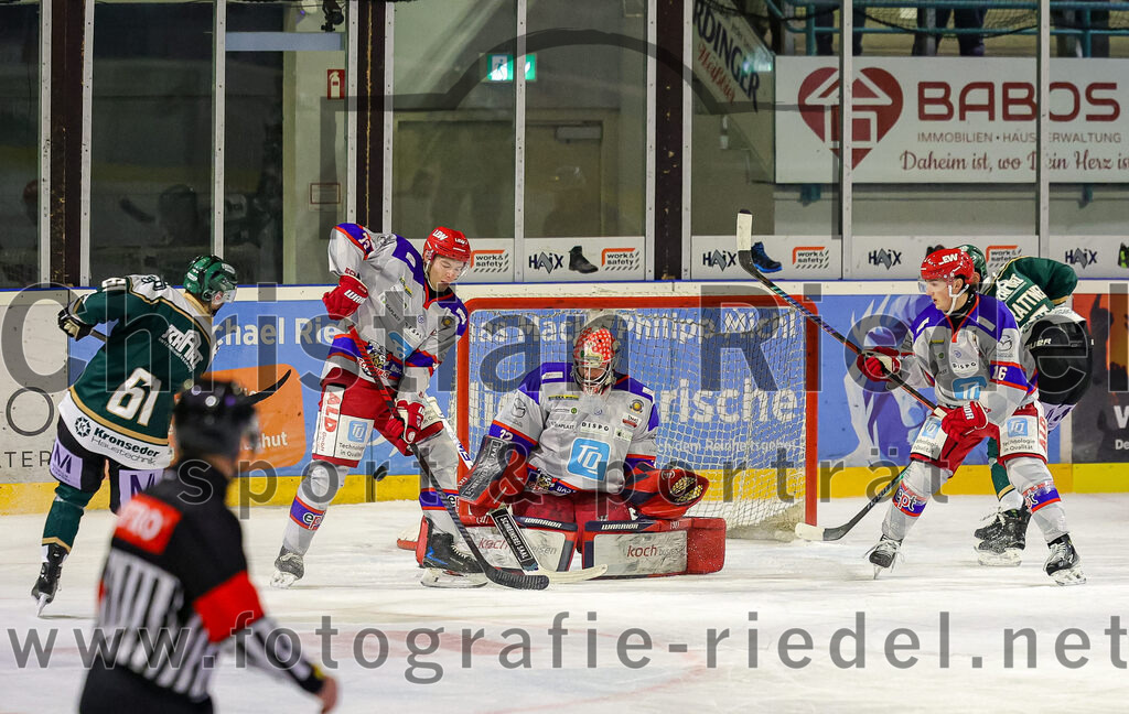 2025-11-30_070_TSV_Erding_gegen_EC_Peiting | Erding, Deutschland, 30.11.2025:Eishockey, Oberliga Süd 2025 / 2026, 22. Spieltag, TSV Erding gegen EC Peiting, Endergebnis: 5:1Dennis Miller (Erding Gladiators, #61), Torwart Andreas Magg (EC Peiting, #32), Carson Briere (EC Peiting, #16)Foto: Christian Riedel / fotografie-riedel.net