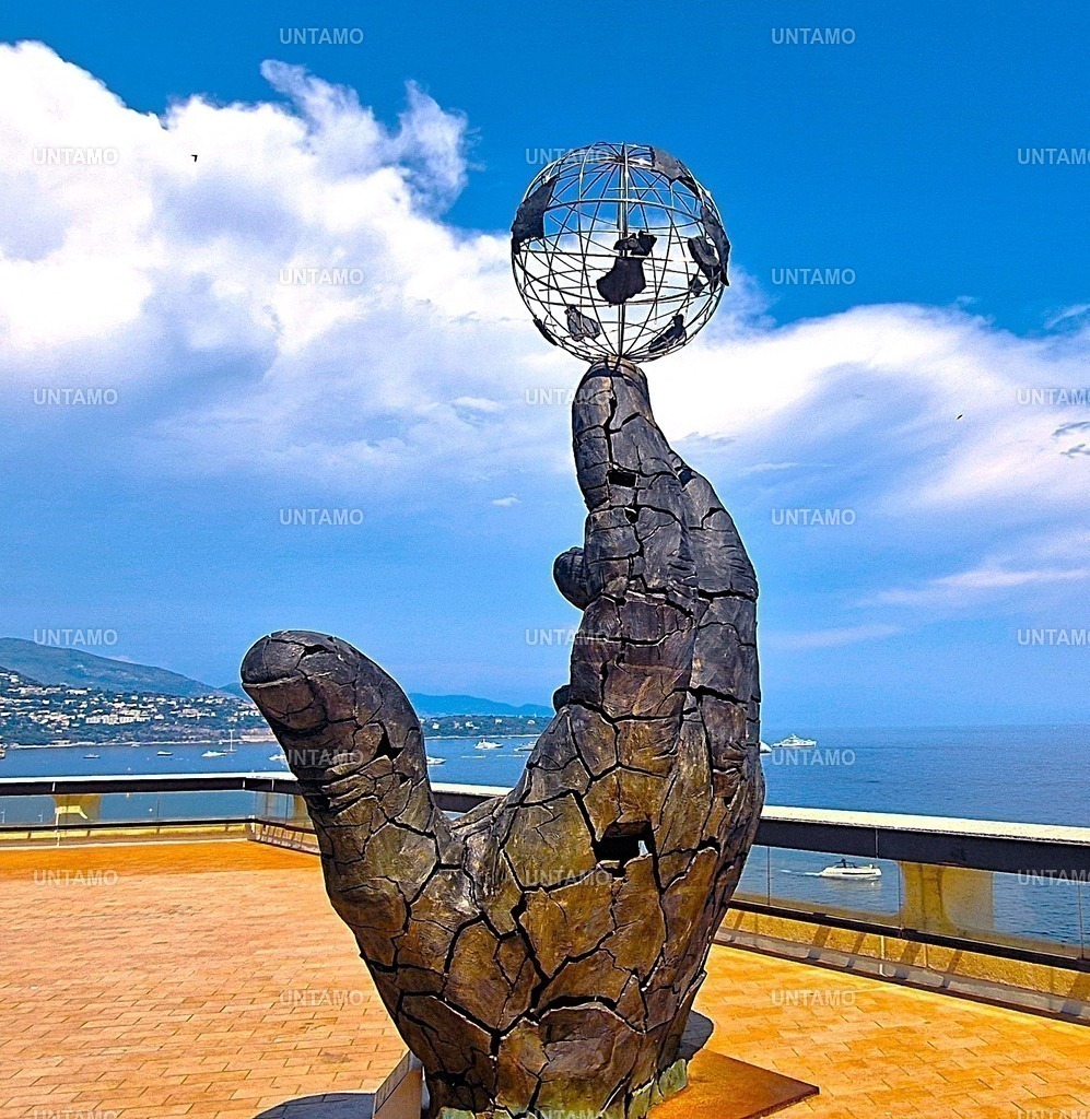 FussballHandSkulpturMonaco | untamo - Realisiert mit Pictrs.com