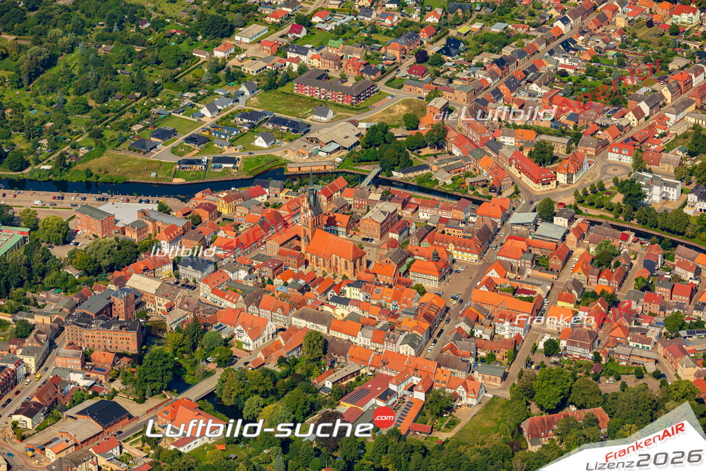 Kirchenstrasse Grabow Bild- Das Luftbild wurde 2025 vom UL-Flugzeug heraus erstellt ( keine Drohne bzw. Drohnenaufnahme ) - Hochauflösende Luftaufnahme -Nicht vergleichbar mit Google Maps oder Satelittenbilder- Die Geschenkidee !Mit Lizenz und Bildrechte bestellbar - CC