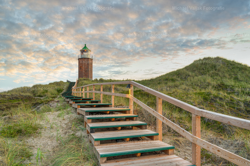 Quermarkenfeuer Rotes Kliff auf Sylt | Am nördlichen Ende des Roten Kliffs bei Kampen auf Sylt steht das achteckige Quermarkenfeuer in den Dünen. Der Leuchtturm wurde 1974 außer Betrieb genommen und ist heute ein beliebtes Ausflugsziel auf Sylt. - Realisiert mit Pictrs.com