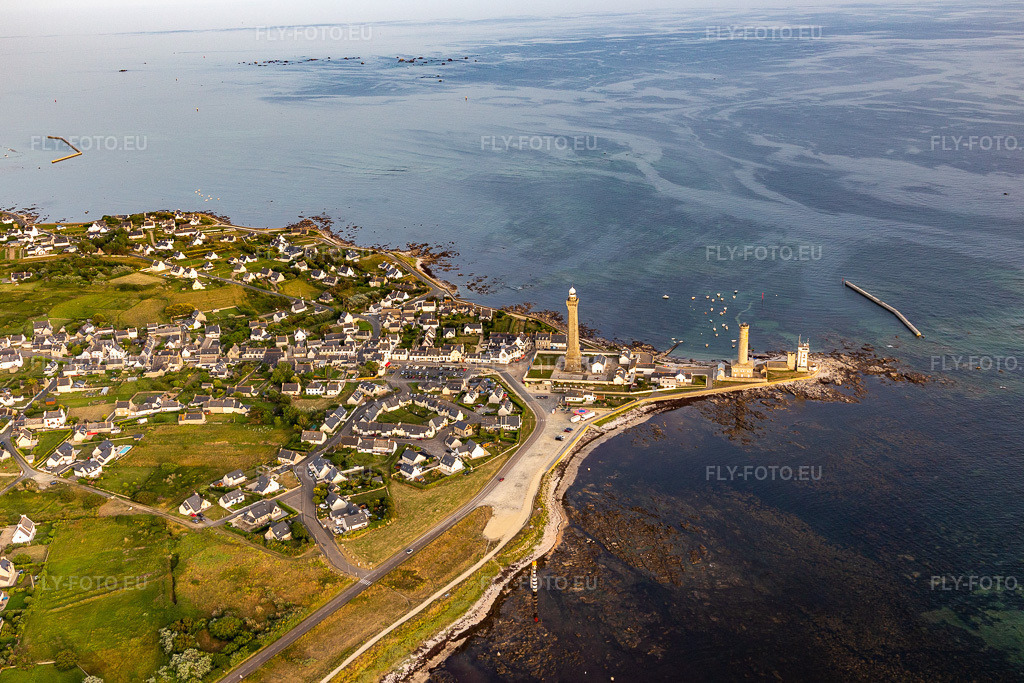 Vue aérienne: Phare d'Eckmühl et le vieux phare de Penmarch à Penmarch dans le département Finistère, France. Photo: IMG_132609.jpg prise le 17/06/2022 par Werner Riehm/FLY-FOTO.euRésolution de l'original: 5242 x 3495 pxMairie de Penmarc'h