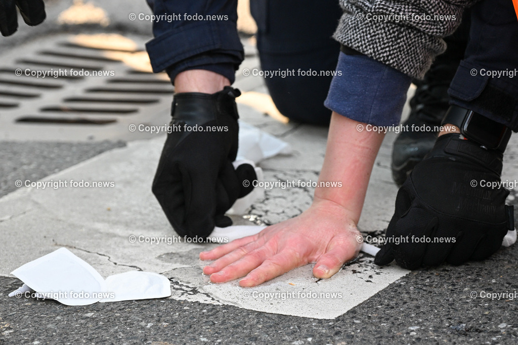  Klimagegner Linz Waldeggstrasse_ Klimakleber_ 20.03.2023-83 | 20.03.2023, Linz, AUT, Klimagegner Linz Klimakleber, im Bild Klimagegner kleben auf der Strasse, Linz Waldeggstrasse, Polizei, Verkehr, Zebrastreifen, Fussgaengeruebergang, Transparent, Demo, Klimawandel