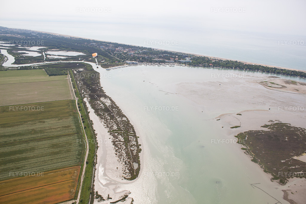 Luftbild: Ortsansicht in Tragole im Bundesland Venetien in Italien. Foto: IMG_50255.jpg vom 07.06.2012 durch Werner Riehm/FLY-FOTO.de
