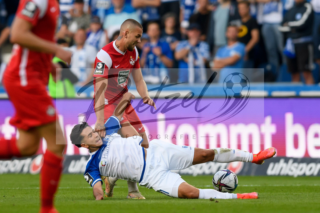 FCMFCK20210904_203 | Fussball, Herren: Rene Klingenburg (1. FC Kaiserslautern) und Barıs Atik (1. FC Magdeburg) im Zweikampf beim Spiel der 3. Liga zwischen 1. FC Magdeburg und 1. FC Kaiserslautern in der MDCC-Arena am 04.09.2021 in Magdeburg, Deutschland.DFB / DFL REGULATIONS PROHIBIT ANY USE OF PHOTOGRAPHS AS IMAGE SEQUENCES AND/OR QUASI-VIDEO. - Realisiert mit Pictrs.com