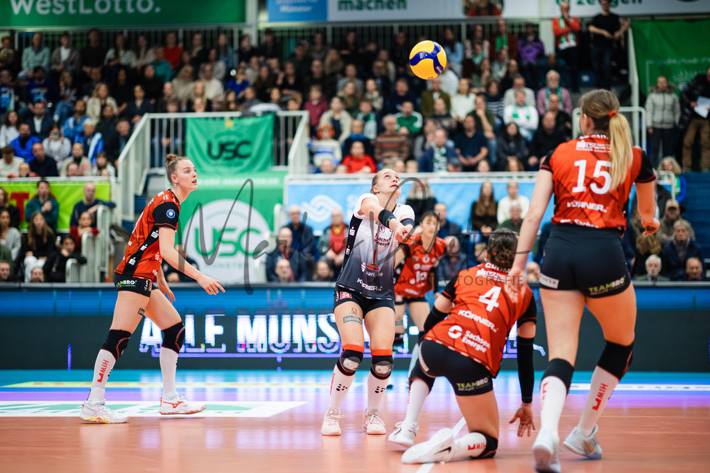 Volleyball, 1. Bundesliga Frauen, Hauptrunde, 8. Spieltag, Saison 2025/2026: USC Münster - Dresdner SC | 1. Bundesliga Frauen, Hauptrunde, 8. Spieltag, Saison 2025/2026, USC Münster empfängt Dresdner SC in der Sporthalle Berg Fidel in Münster. Foto: sportfotografie.ms | Markus Paletta - Realisiert mit Pictrs.com