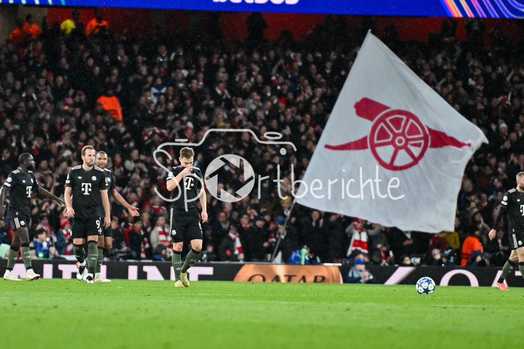 Arsenal FC - FC Bayern München | LONDON, ENGLAND - 26. NOVEMBER: hängende Köpfe bei den Bayern nach dem Treffer zum 1-0 durch William SALIBA (Arsenal FC 2) / Tor / Torschuetze / Freude / Happy beim Ligaspiel zwischen Arsenal London und dem FC Bayern München am 5. Spieltag der UEFA Champions League im Emirates Stadium am 26.11.2025 / Joshua KIMMICH (FC Bayern Munich 6) / Harry KANE (FC Bayern Munich 9)