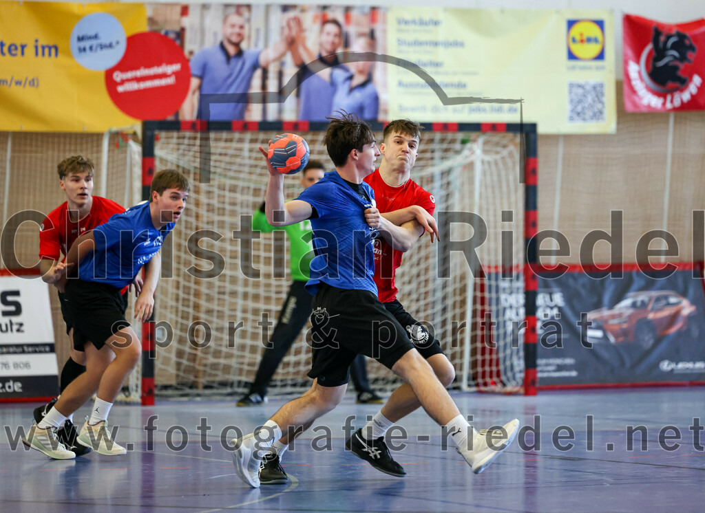 2022-12-17_014_SV_Anzing_gegen_TSV_Simbach | Anzing, Deutschland, 17.12.2022:
Handball, Bayernliga männliche A-Jugend 2022 / 2023, 9. Spieltag, SV Anzing gegen TSV Simbach, Endergebnis: 39:30

Tobias Plaza (TSV Simbach, #94), Andreas Lock (SV Anzing, #9)

Foto: Christian Riedel / fotografie-riedel.net