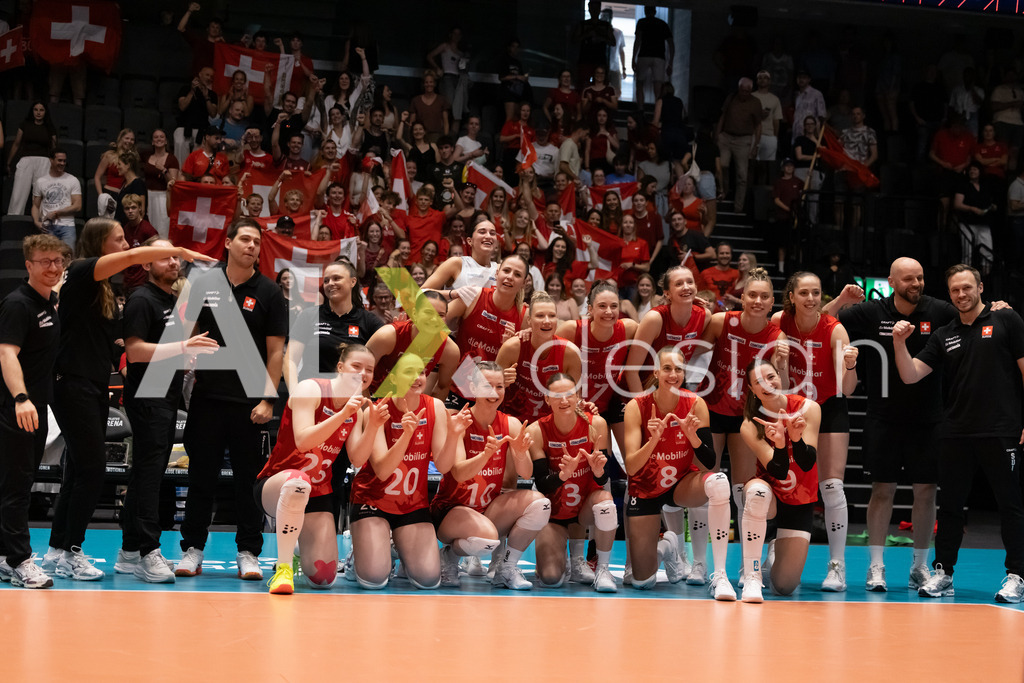Austria v Switzerland - CEV European League Women | KRIENS, SWITZERLAND - JUNE 14: Team of Switzerland Winning Photo with Fans during the CEV European League match between Austria and Switzerland at Pilatus Arena on June 14, 2026 in Kriens, Switzerland. - Realisiert mit Pictrs.com